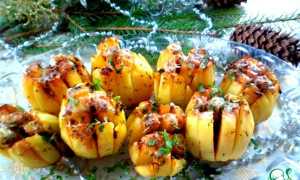 Рецепт с фото необычного запеченного картофеля в духовке для праздничного стола на любой вкус