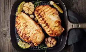 Вы спрашивали: Сколько по времени жарят курицу на сковороде для идеального блюда?