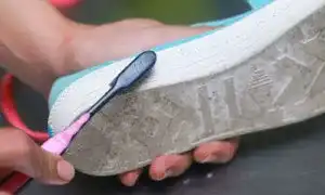 Как отбелить белые кроссовки в домашних условиях. Как отбелить обувь.