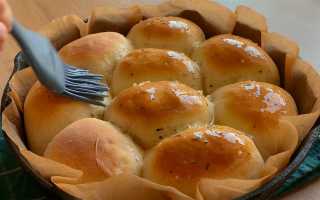 Чем смазать тесто для золотистой корочки при выпечке?