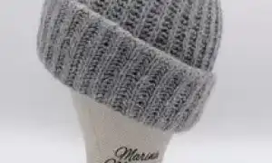 Простая шапка с отворотом, связанная английской резинкой круговыми спицами. Шапка английской резинкой.