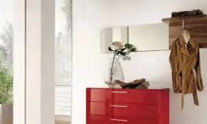 Тумба с зеркалом в интерьере прихожей