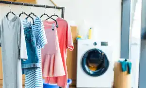 Убираем свежие и засохшие пятна монтажной пены с одежды. Как убрать монтажную пену с одежды.