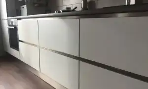 Кухня без ручек: особенности, плюсы и минусы, виды и фото. Кухня без ручек.