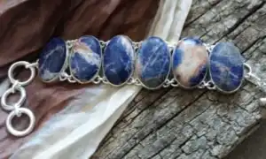 Описание содалита, его свойства и тонкости применения. Содалит магические свойства.