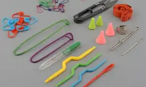 Какие полезные инструменты для вязания экономят время и облегчают труд рукодельниц. Что можно связать спицами.