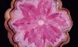 Природный минерал родохрозит с большим количеством оттенков