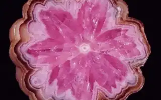 Природный минерал родохрозит с большим количеством оттенков