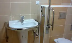 Поручни для ванной комнаты – обезопасьте себя и своих близких. Ручка для ванной.