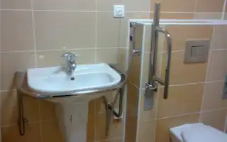 Поручни для ванной комнаты – обезопасьте себя и своих близких. Ручка для ванной.