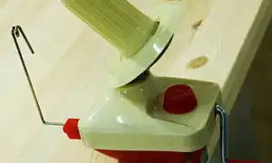 Помощница рукодельниц — моталка для пряжи. Моталка для пряжи.