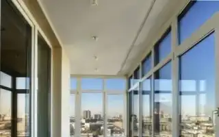 Натяжной потолок на балконе и лоджии: виды, плюсы и минусы. Натяжной потолок на балконе.