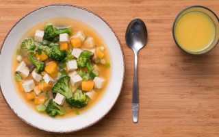 Свежий суп из брокколи с тофу для здорового питания