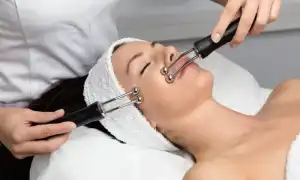 Процедура микротоки для лица: что это такое и где лучше ее делать, дома или в салоне, для достижения максимального эффекта?