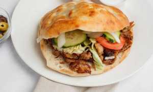 Донер: что это такое, ингредиенты, как сделать дома, пошаговая инструкция, варианты начинок и советы по подаче