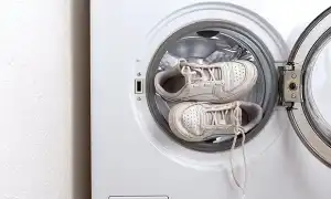 Как почистить белые кроссовки в домашних условиях? Советы, которые помогут привести белые кроссовки в порядок