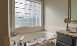 Чем и как покрасить стены в ванной. Покраска стен в ванной.