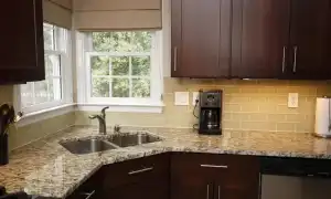 Варианты дизайна кухни с мойкой в углу. Угловая кухня с мойкой.