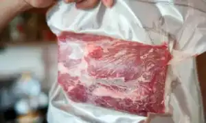 Сохраняем свежим надолго, или сколько хранится мясо в вакуумной упаковке. Мясо в вакуумной упаковке.