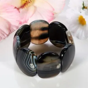 Камень, обладающий особым оптическим эффектом, создающим радужное сияние под влиянием яркого света. Фото: showmerockhounds.com