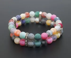 Срез черного агата, оправленный в золото. Черный агат иначе называют «магическим агатом». Фото: theroyalgiftshop.com