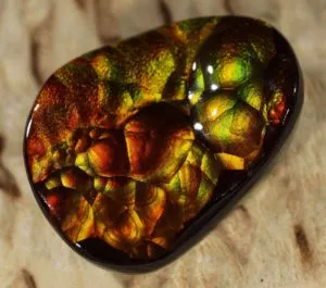 Включения похожи на кроны деревьев или мох. Фото: www.gemselect.com