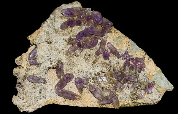 кристаллы в камне