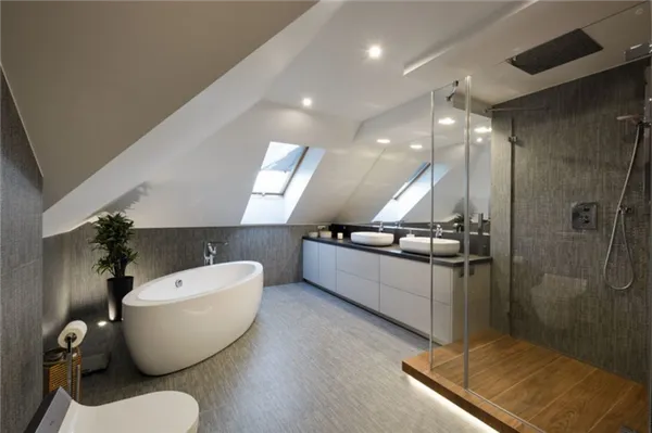 ванна в большой ванной комнате