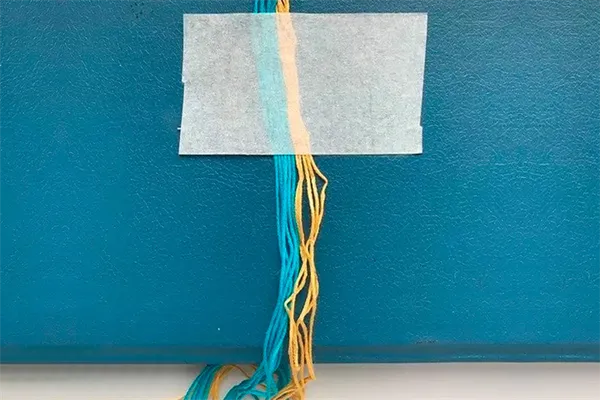 крепление скотчем