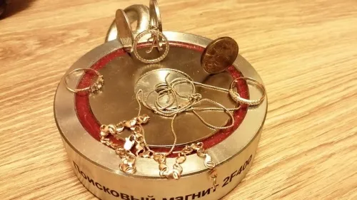 Золотые украшения и магнит