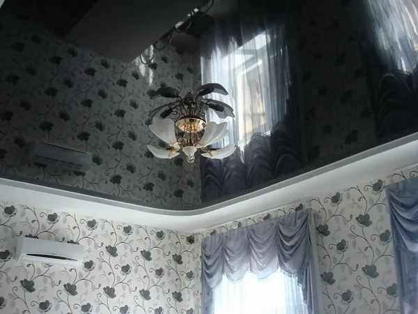 Фрагмент черного натяжного потолка