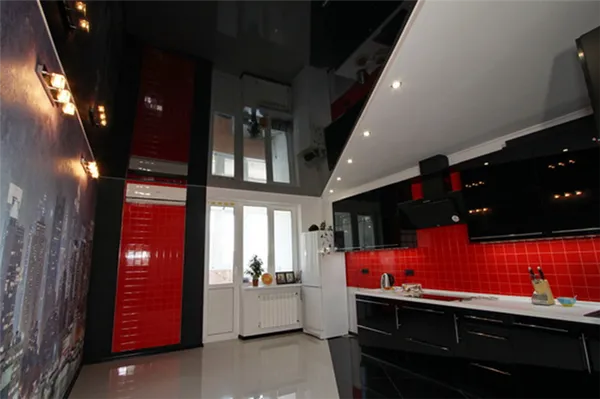 Черный натяжной потолок на кухне