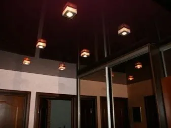 Чёрный потолок с абстракцией