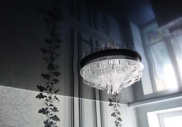 Потолок на кухне с абстракцией