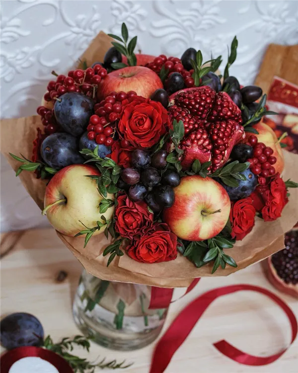 Букет с яблоками, гранатами и сливами