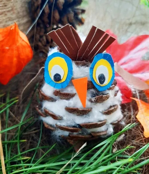 Сова из шишек, цветной бумаги и ваты