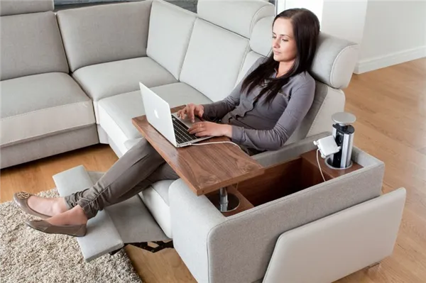 диван со столиком в подлокотнике