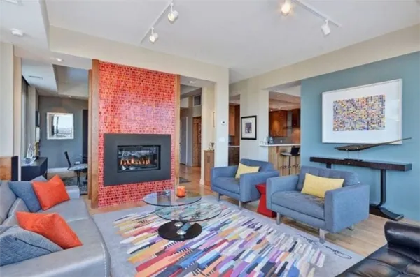 Камин в интерьере городской квартиры