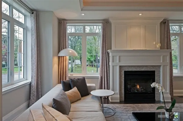 Камин в гостиной между окнами