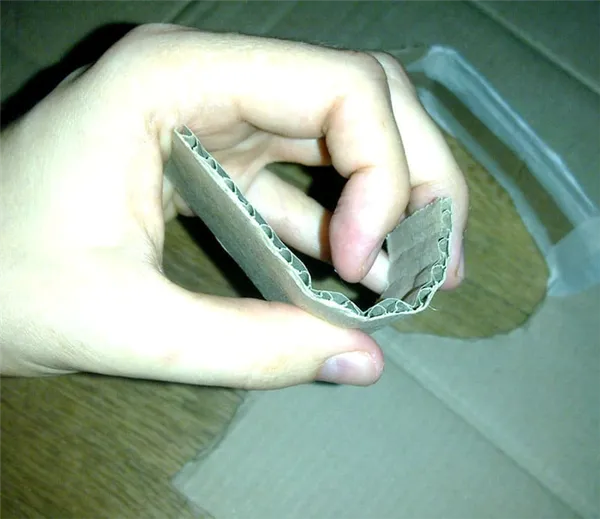 Лучше всего использовать картон из-под обычных коробок. Он вполне податливый и достаточно легко гнётся