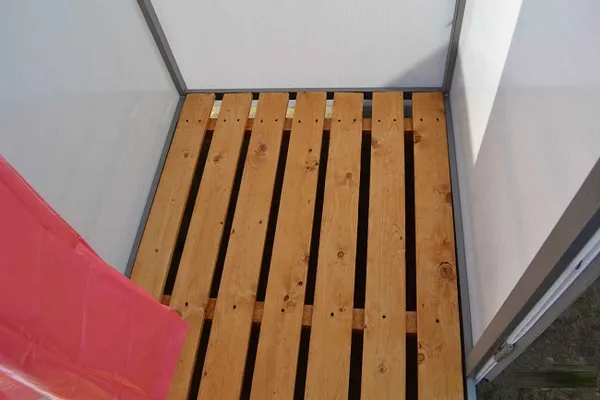 деревянный поддон для летнего душа