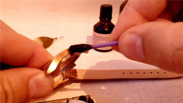 Нанесение йода на предмет из золота