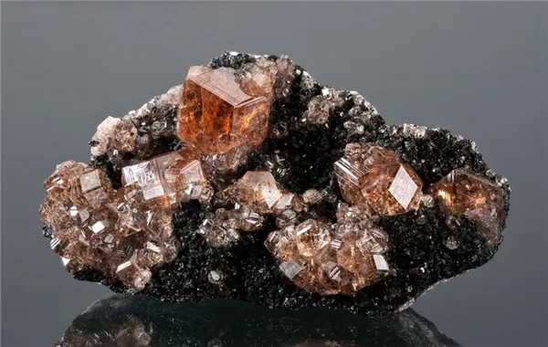 Гранат, разновидность гроссуляр, Джеффри Майн, Асбест, Квебек, Канада