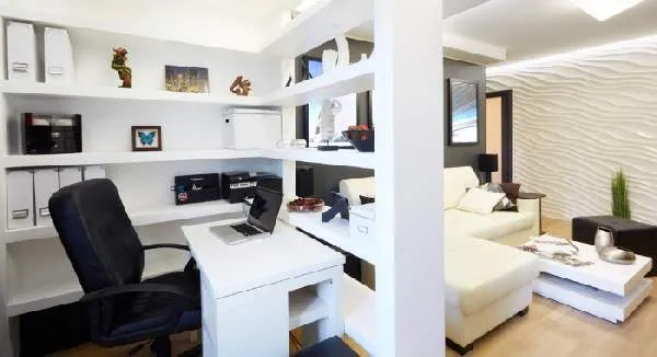 Вариант размещения компьютерного стола в интерьере зала