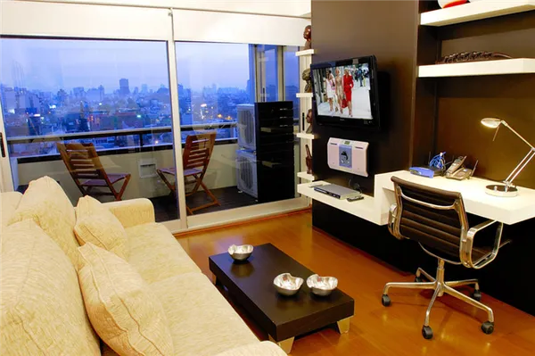 гостиная с компьютерным столом встраиваемым