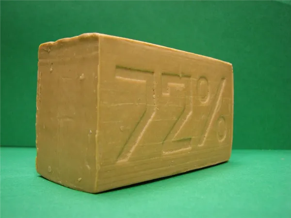 Хозяйственное мыло показывает отличные результаты по удалению пятен плесени с ткани