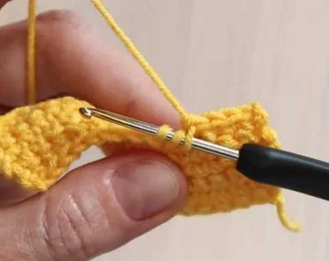 вводим крючок во второй столбик без накида и вытягиваем вторую петлю