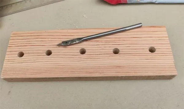 Идея хранения разделочных досок. В доске нужно сделать несколько отверстий перьевым сверлом