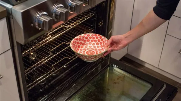 ЧТобы почистить духовку со старым жиром на всех стенках, используем нашатырный спирт