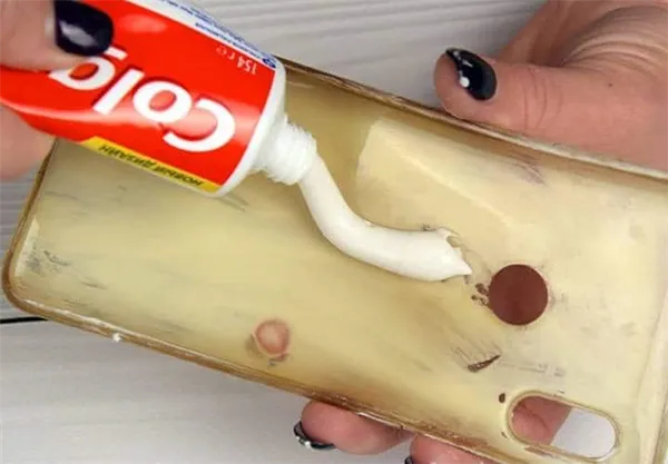 Удаляем желтизну зубной пастой